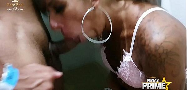  Kely Pivetinha Fode com Namorado da Prima Escondida no Banheiro de motel